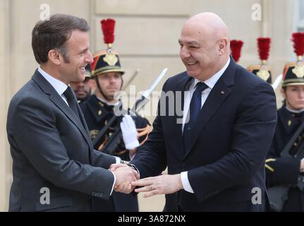 Paris, Frankreich. März 2025. Der französische Präsident Emmanuel Macron (L) begrüßt seinen libanesischen Amtskollegen Joseph Aoun am Freitag, den 28. März 2025, im Elysee-Palast in Paris. Der Besuch signalisiert Frankreichs uneingeschränktes Engagement für den Wiederaufbau nach dem jüngsten israelisch-Hisbollah-Konflikt. Foto: Maya Vidon-White/UPI Credit: UPI/Alamy Live News Stockfoto