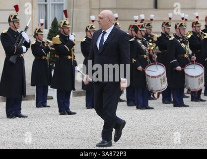 Paris, Frankreich. März 2025. Der libanesische Präsident Joseph Aoun berichtet über die Ehrenwache bei der Ankunft im Elysee-Palast in Paris, Frankreich, am Freitag, den 28. März 2025. Der französische Präsident Emmanuel Macron begrüßte seinen libanesischen Amtskollegen, um Frankreichs uneingeschränktes Engagement für den Wiederaufbau nach dem jüngsten israelisch-Hisbollah-Konflikt zu signalisieren. Foto: Maya Vidon-White/UPI Credit: UPI/Alamy Live News Stockfoto