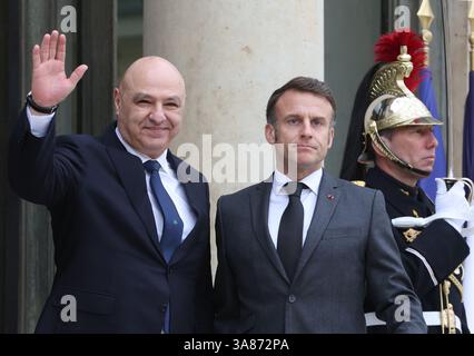 Paris, Frankreich. März 2025. Der französische Präsident Emmanuel Macron (R) begrüßt seinen libanesischen Amtskollegen Joseph Aoun am Freitag, den 28. März 2025, im Elysee-Palast in Paris. Der Besuch signalisiert Frankreichs uneingeschränktes Engagement für den Wiederaufbau nach dem jüngsten israelisch-Hisbollah-Konflikt. Foto: Maya Vidon-White/UPI Credit: UPI/Alamy Live News Stockfoto