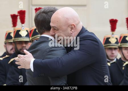 Paris, Frankreich. März 2025. Der französische Präsident Emmanuel Macron (L) begrüßt seinen libanesischen Amtskollegen Joseph Aoun am Freitag, den 28. März 2025, im Elysee-Palast in Paris. Der Besuch signalisiert Frankreichs uneingeschränktes Engagement für den Wiederaufbau nach dem jüngsten israelisch-Hisbollah-Konflikt. Foto: Maya Vidon-White/UPI Credit: UPI/Alamy Live News Stockfoto
