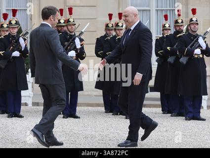 Paris, Frankreich. März 2025. Der französische Präsident Emmanuel Macron (L) begrüßt seinen libanesischen Amtskollegen Joseph Aoun am Freitag, den 28. März 2025, im Elysee-Palast in Paris. Der Besuch signalisiert Frankreichs uneingeschränktes Engagement für den Wiederaufbau nach dem jüngsten israelisch-Hisbollah-Konflikt. Foto: Maya Vidon-White/UPI Credit: UPI/Alamy Live News Stockfoto