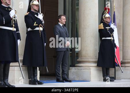 Paris, Frankreich. März 2025. Der französische Präsident Emmanuel Macron (R) wartet am Freitag, den 28. März 2025, auf den Empfang seines libanesischen Amtskollegen Joseph Aoun im Elysee-Palast in Paris. Der Besuch signalisiert Frankreichs uneingeschränktes Engagement für den Wiederaufbau nach dem jüngsten israelisch-Hisbollah-Konflikt. Foto: Maya Vidon-White/UPI Credit: UPI/Alamy Live News Stockfoto