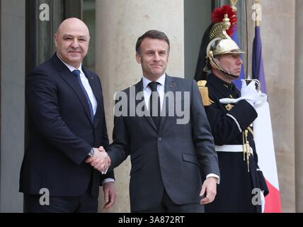 Paris, Frankreich. März 2025. Der französische Präsident Emmanuel Macron (R) begrüßt seinen libanesischen Amtskollegen Joseph Aoun am Freitag, den 28. März 2025, im Elysee-Palast in Paris. Der Besuch signalisiert Frankreichs uneingeschränktes Engagement für den Wiederaufbau nach dem jüngsten israelisch-Hisbollah-Konflikt. Foto: Maya Vidon-White/UPI Credit: UPI/Alamy Live News Stockfoto