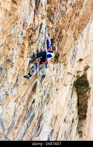 Kletterer in Aktion auf den weltberühmten Kalksteinklippen von Chulilla, Region Valencia, Spanien Stockfoto