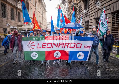 Rom, Rm, Italien. März 2025. Metallarbeiter fordern die Erneuerung des nationalen Tarifvertrags mit einem marsch in Rom und anderen italienischen Städten. Die Gewerkschaften FIM, FIOM und UILM versammeln Arbeiter auf der Piazza Barberini und marschieren zum Arbeitsministerium. (Kreditbild: © Marco Di Gianvito/ZUMA Press Wire) NUR REDAKTIONELLE VERWENDUNG! Nicht für kommerzielle ZWECKE! Stockfoto