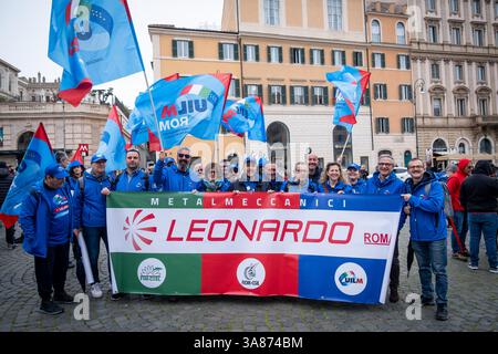 Rom, Rm, Italien. März 2025. Metallarbeiter fordern die Erneuerung des nationalen Tarifvertrags mit einem marsch in Rom und anderen italienischen Städten. Die Gewerkschaften FIM, FIOM und UILM versammeln Arbeiter auf der Piazza Barberini und marschieren zum Arbeitsministerium. (Kreditbild: © Marco Di Gianvito/ZUMA Press Wire) NUR REDAKTIONELLE VERWENDUNG! Nicht für kommerzielle ZWECKE! Stockfoto