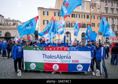Rom, Rm, Italien. März 2025. Metallarbeiter fordern die Erneuerung des nationalen Tarifvertrags mit einem marsch in Rom und anderen italienischen Städten. Die Gewerkschaften FIM, FIOM und UILM versammeln Arbeiter auf der Piazza Barberini und marschieren zum Arbeitsministerium. (Kreditbild: © Marco Di Gianvito/ZUMA Press Wire) NUR REDAKTIONELLE VERWENDUNG! Nicht für kommerzielle ZWECKE! Stockfoto