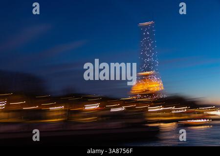 Paris, Frankreich - 24. Februar 2025: Der Blick auf den beleuchteten Eiffelturm bei Nacht, während Lichtstreifen die Szene füllen, die mit der Long expo in Bewegung gehalten werden Stockfoto