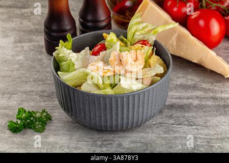 Leckerer caesar-Salat mit Garnelen und Eisberg Stockfoto