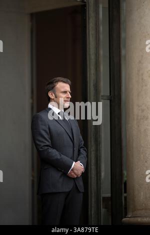 Paris, Frankreich. März 2025. Frankreichs Präsident Emmanuel Macron wartet auf die Ankunft des Präsidenten des Libanon im Rahmen eines offiziellen Besuchs im Elysee Präsidentenpalast in Paris am 28. März 2025. Foto: Eliot Blondet/ABACAPRESS. COM Credit: Abaca Press/Alamy Live News Stockfoto