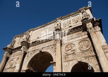 Ein tiefer Blickwinkel fängt die komplizierten Details und die Pracht des Konstantinsbogens in Rom ein, ein Triumphbogen, der zum Gedenken an Kaiser Konst errichtet wurde Stockfoto