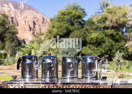 Al Ula, Saudi-Arabien, 12. Februar 2024: Kaffeekannen in einer Kaffeebar in der Oase von Al Ula in Saudi-Arabien Stockfoto