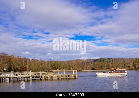 Water Head Pier Holzsteg mit Booten auf Coniston Water im English Lake District National Park. Waterhead, Coniston, Cumbria, England, Großbritannien Stockfoto