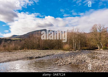 Blick über die Mündung von Church Beck zum Coniston Old man Mountain von Waterhead am Rande des Coniston Water im Lake District National Park. Cumbria England Stockfoto