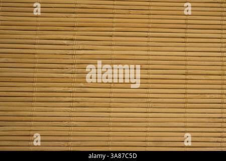 Tischdecke Hintergrund aus hellen Bambusstäben, die horizontal verbunden sind. Stockfoto