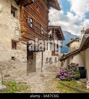 Die ländliche Architektur des Dorfes Soglio in der Bregaglia-Reihe - Schweiz. Stockfoto