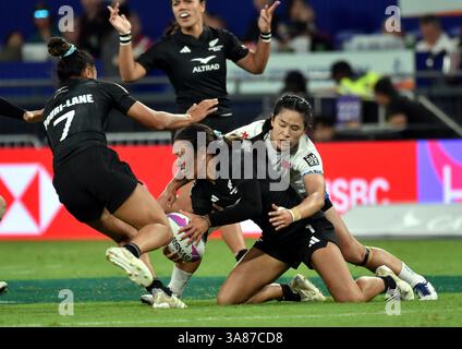 Hongkong. März 2025. Zhou Yan (Down R) aus China tritt am 28. März 2025 beim Women's Pool Ein Spiel zwischen China und Neuseeland bei der World Rugby Sevens Series 2025 im südchinesischen Hongkong an. Quelle: Lo Ping Fai/Xinhua/Alamy Live News Stockfoto
