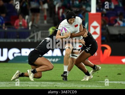 Hongkong. März 2025. Chen Ziying (C) aus China bricht während des Women's Pool Ein Spiel zwischen China und Neuseeland bei der World Rugby Sevens Series 2025 im südchinesischen Hongkong am 28. März 2025 durch. Quelle: Lo Ping Fai/Xinhua/Alamy Live News Stockfoto