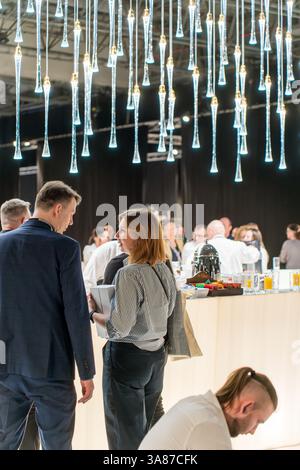 Hauptversammlungsraum in der Ausstellungshalle, in der das Architect@Work Event 2025 stattfand und auch regelmäßig an verschiedenen Orten in Europa stattfindet. Dieses Bild wurde während ARCHITECT@WORK Warschau 2024 am 15. Mai aufgenommen. Stockfoto