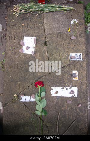 Blumen und Schmuckstücke wurden am Grab von Karl Marx auf dem Highgate Cemetery in Camden, London, hinterlassen. Stockfoto