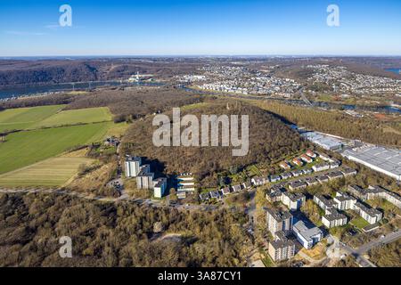 Luftbild, Waldgebiet Kaisberg und Freiherr-vom-Stein-Turm, Hochhäuser am Waldrand, hinten Ruhrviadukt und Herdecke am Fluss Ruhr, Vorhalle, Hagen, Ruhrgebiet, Nordrhein-Westfalen, Deutschland ACHTUNGxMINDESTHONORARx60xEURO *** Luftsicht, Waldgebiet Kaisberg und Freiherr vom Stein Turm, Hochhäuser am Waldrand, hinter Ruhrviadukt und Herdecke an der Ruhr, Vorhalle, Hagen, Ruhrgebiet, Nordrhein-Westfalen, Deutschland ACHTUNGxMINDESTHONORARx60xEURO Stockfoto