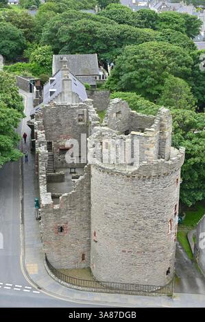Blick auf den Bischofspalast Kirkwall von St. Magnus Cathedral Orkney Schottland Stockfoto