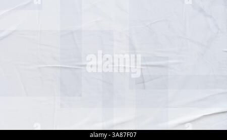 Weißer, zerknitterter und gefalteter Papierhintergrund. Leerer weißer, zerknitterter und gefalteter Aufkleber mit Poster-Textur Stockfoto