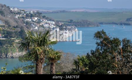 Blick vom National Trust Hotel, Overbecks, entlang der Salcombe Mündung mit Salcombe Stadt und Snapes Point in der Ferne. Stockfoto