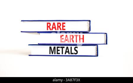 Symbol für Seltenerdmetalle. Konzeptworte seltene Erden auf schönen Büchern. Schöner Hintergrund aus weißem Papier. Business- und Seltenerdmetalle-Konzept Stockfoto