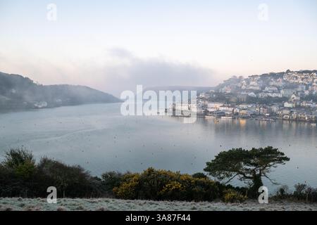 Blick auf die Salcombe Mündung mit Rickham Common und Meer in der Ferne mit Salcombe im Vordergrund in der frühen Morgensonne vom Snapes Point Stockfoto
