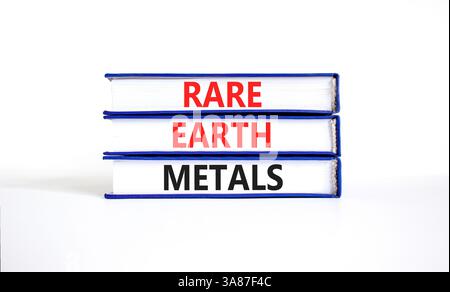 Symbol für Seltenerdmetalle. Konzeptworte seltene Erden auf schönen Büchern. Schöner Hintergrund aus weißem Papier. Business- und Seltenerdmetalle-Konzept Stockfoto