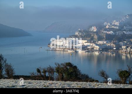 Blick auf die Salcombe Mündung mit Rickham Common und Meer in der Ferne mit Salcombe im Vordergrund in der frühen Morgensonne vom Snapes Point Stockfoto