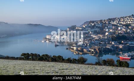 Blick auf die Salcombe Mündung mit Rickham Common und Meer in der Ferne mit Salcombe im Vordergrund in der frühen Morgensonne vom Snapes Point Stockfoto
