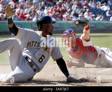 25. April 2013: Philadelphia, Pennsylvania, USA: STARLING MARTE von Pittsburgh Pirates, links, vermeidet die Markierung von ERIK KRATZ von Philadelphia Phillies, rechts, während des 8. Inning im Citizens Bank Park. (Bild: © David Maialetti/MCT/ZUMAPRESS.com) Stockfoto