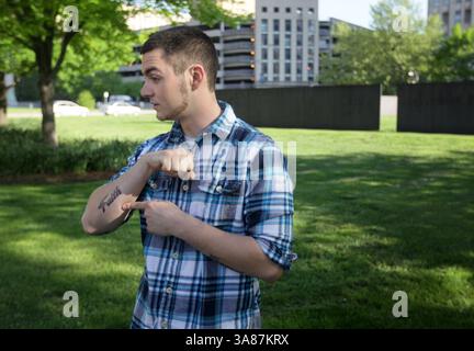 8. Mai 2013 – St. Louis, MO, USA – Shawn Hornbeck spricht nach einem Interview mit Reportern am Mittwoch, den 8. Mai 2013 über seine Tattoos. Hornbeck kommentierte die vermissten Frauen, die in Cleveland gefunden wurden. (Bild: © David Carson/MCT/ZUMAPRESS.com) Stockfoto