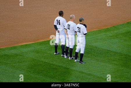 Mai 2013: New York, New York, USA CURTIS GRANDERSON (14), der seinen ersten Auftritt mit seinen Teamkollegen BRETT GARDNER (11) und ICHIRO SUZUKI (31) in einem Spiel im Yankee Stadium machte, da er sich den Arm brach, als er während des Frühjahrstrainings Anfang des Jahres von einem Platz getroffen wurde, kehrt in die Aufstellung der Nationalhymne vor dem Spiel gegen die Seattle Mariners zurück. Die Yankees gewannen mit 4:3. (Kreditbild: © Staton Rabin/ZUMAPRESS.com) Stockfoto