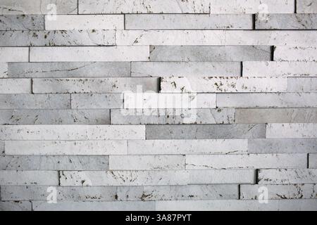 Schwarz-weiß strukturierte Wandfliesen aus Kunststein Stockfoto