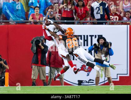 26. August 2017: Tampa fordert den No Catch Call heraus, nachdem Tampa Bay Buccaneers Wide Receiver Donteea Dye (17) in der Endzone mit Cleveland Browns Defensivverteidiger Marcus Burley (26) ihn in der 2. Halbzeit im Spiel zwischen den Cleveland Browns und den Tampa Bay Buccaneers im Raymond James Stadium in Tampa, Florida verteidigt. Del Mecum/CSM(Kreditbild: &Copy; Del Mecum/CSM via ZUMA Wire) Stockfoto
