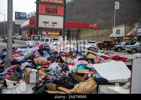 Forest Hills, Kentucky - Anhäufungen von Kleidung und anderen Trümmern, die Mitte Februar 2025 bei der Überschwemmung im Osten von Kentucky ruiniert wurden, werden noch immer nicht aufgefangen Stockfoto
