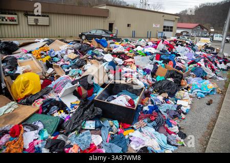 Forest Hills, Kentucky - Anhäufungen von Kleidung und anderen Trümmern, die Mitte Februar 2025 bei der Überschwemmung im Osten von Kentucky ruiniert wurden, werden noch immer nicht aufgefangen Stockfoto