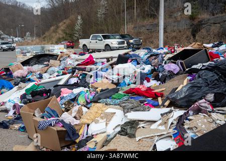 Forest Hills, Kentucky - Anhäufungen von Kleidung und anderen Trümmern, die Mitte Februar 2025 bei der Überschwemmung im Osten von Kentucky ruiniert wurden, werden noch immer nicht aufgefangen Stockfoto