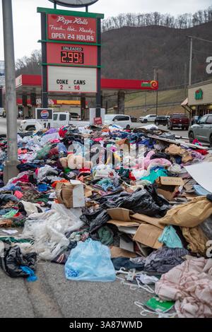 Forest Hills, Kentucky - Anhäufungen von Kleidung und anderen Trümmern, die Mitte Februar 2025 bei der Überschwemmung im Osten von Kentucky ruiniert wurden, werden noch immer nicht aufgefangen Stockfoto