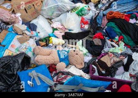 Forest Hills, Kentucky - Ein Teddybär zwischen Anhäufungen von Kleidung und anderen Trümmern, die Mitte Februar 2025 bei den Überschwemmungen im Osten von Kentucky ruiniert wurden, ist immer noch nicht vorhanden Stockfoto