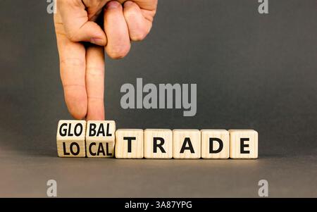 Globales oder lokales Handelssymbol. Concept Words Welthandel lokaler Handel auf schönen Holzblöcken. Schöner grauer Hintergrund. Geschäftsmann Hand. Unternehmen Stockfoto