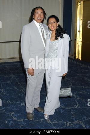 März 2004 - Beverly Hills, CA, USA - 27. März 2004; Beverly Hills, CA, USA; Sänger SMOKEY ROBINSON und seine Frau während des 27. jährlichen Herzballs „Matters of the Heart“, um die American Heart Association im Beverly Hilton Hotel zu unterstützen. Obligatorische Gutschrift: Foto von Laura Farr/AdMedia. (â) Copyright 2004 von Laura Farr Stockfoto