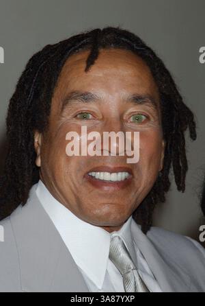 März 2004 - Beverly Hills, CA, USA - 27. März 2004; Beverly Hills, CA, USA; Sänger SMOKEY ROBINSON während des 27. jährlichen Herzballs "Matters of the Heart", der der American Heart Association im Beverly Hilton Hotel zugute kommt. Obligatorische Gutschrift: Foto von Laura Farr/AdMedia. (â) Copyright 2004 von Laura Farr Stockfoto