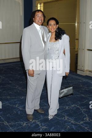 März 2004 - Beverly Hills, CA, USA - 27. März 2004; Beverly Hills, CA, USA; Sänger SMOKEY ROBINSON und seine Frau während des 27. jährlichen Herzballs „Matters of the Heart“, um die American Heart Association im Beverly Hilton Hotel zu unterstützen. Obligatorische Gutschrift: Foto von Laura Farr/AdMedia. (â) Copyright 2004 von Laura Farr Stockfoto