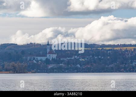 Diessen am Ammersee und seine Uferpromenade von der anderen Seite des Ammersees (Bayern, Deutschland) Stockfoto