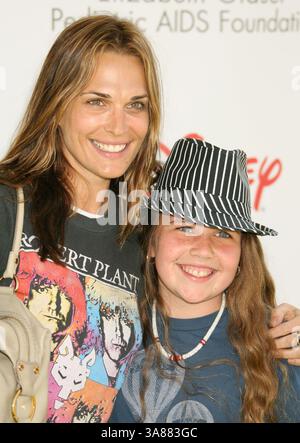 Juni 2007 - Westwood, Kalifornien, USA - 10. Juni 2007 - Westwood, Kalifornien - Natasha Henstridge und Gast. „A Time for Heroes“, gesponsert von Disney für die Elizabeth Glaser Pediatric AIDS Foundation im Wadsworth Theater. Foto: Russ Elliot/AdMedia. Stockfoto