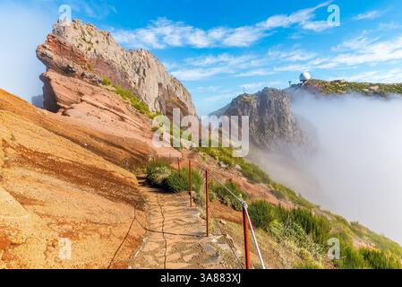 Mountain Trail in Pico Do Arieiro zum Pico Ruivo, über den Wolken an einem sonnigen Helle, Insel Madeira, Portugal Stockfoto